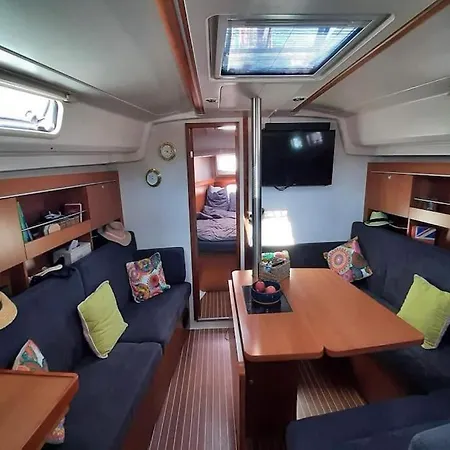 Hotel na wodzie Ideal Lions - Dielli