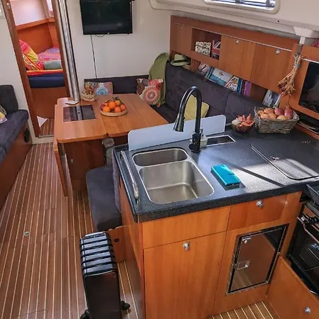 Ideal Lions - Dielli Hotel na wodzie *