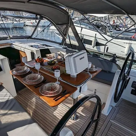 Hotel na wodzie Ideal Lions - Dielli Cannes